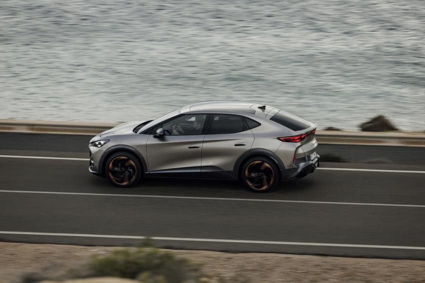 Cupra Tavascan Seite in Fahrt