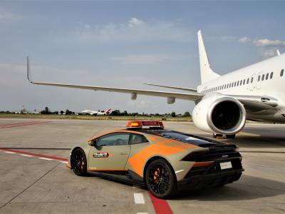 Lamborghini Huracán Evo Follow me Heck mit Flugzeug