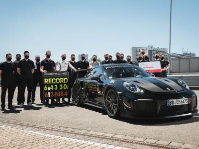 Porsche 911 GT2 RS MR Rekordauto mit Team