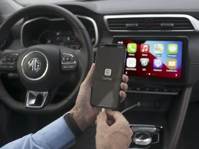 MG ZS EV Facelift Infotainmentsystem mit Apple CarPlay und Smartphone