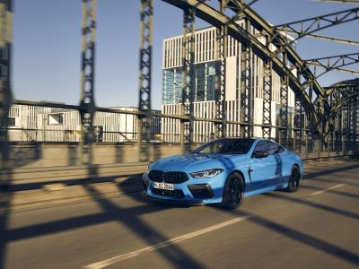 BMW M8 Competition Coupé in Fahrt
