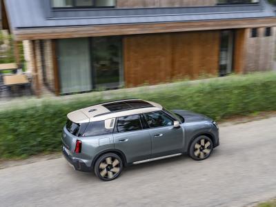 Mini Countryman Heck/Seite in Fahrt