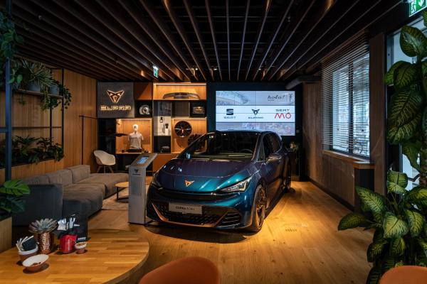 hola Tapas Bar Präsentationsfläche mit Cupra Born