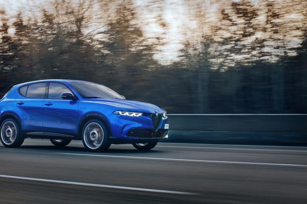 Alfa Romeo Tonale Seite in Fahrt