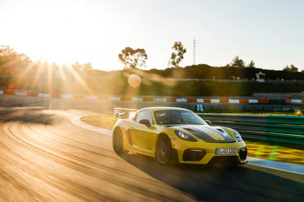 Porsche 718 Cayman in Fahrt