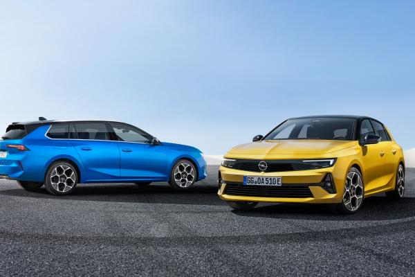 Opel Astra Sports Tourer in gelb und blau