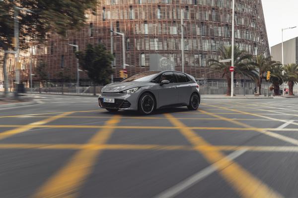 Cupra Born Front/Seite in Fahrt