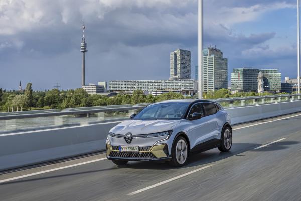 Renault Megane E-Tech Front/Seite in Fahrt