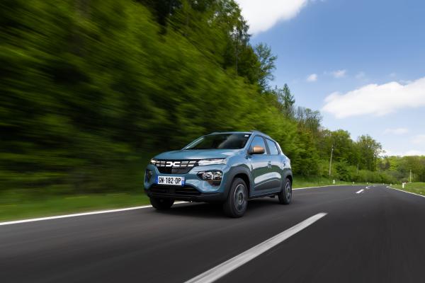 Dacia Spring Front/Seite in Fahrt