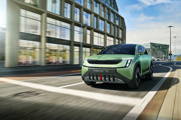 Skoda Vision 7S Front/Seite in Fahrt