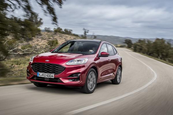 Ford Kuga Front/Seite in Fahrt