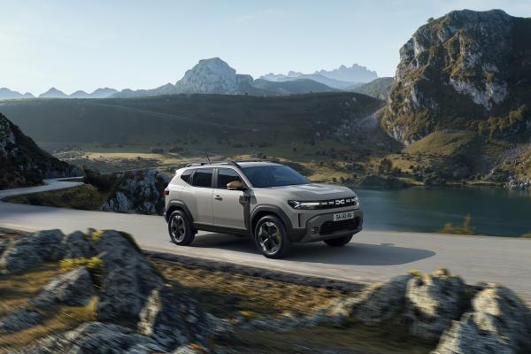 Dacia Duster Front/Seite in Fahrt