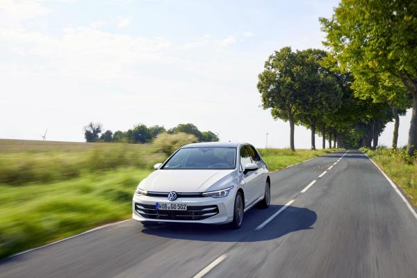VW Golf eHybrid Front/Seite in Fahrt