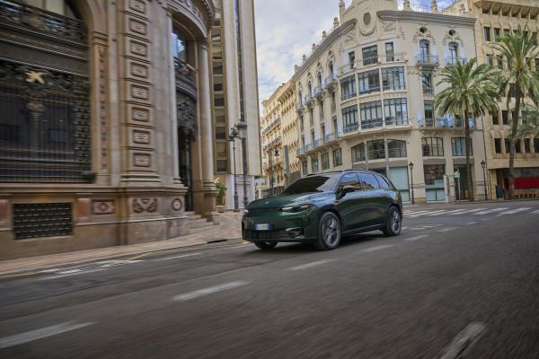 Leapmotor C10 Front/Seite in Fahrt