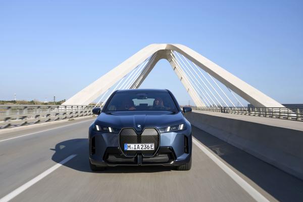 BMW iX Front in Fahrt