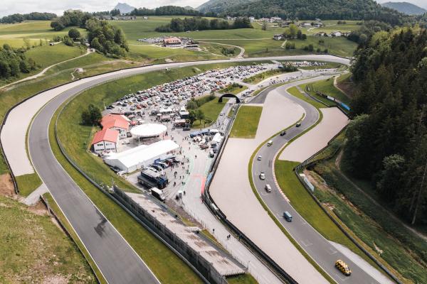 75 Jahre Volswagen Bulli am Salzburgring von oben