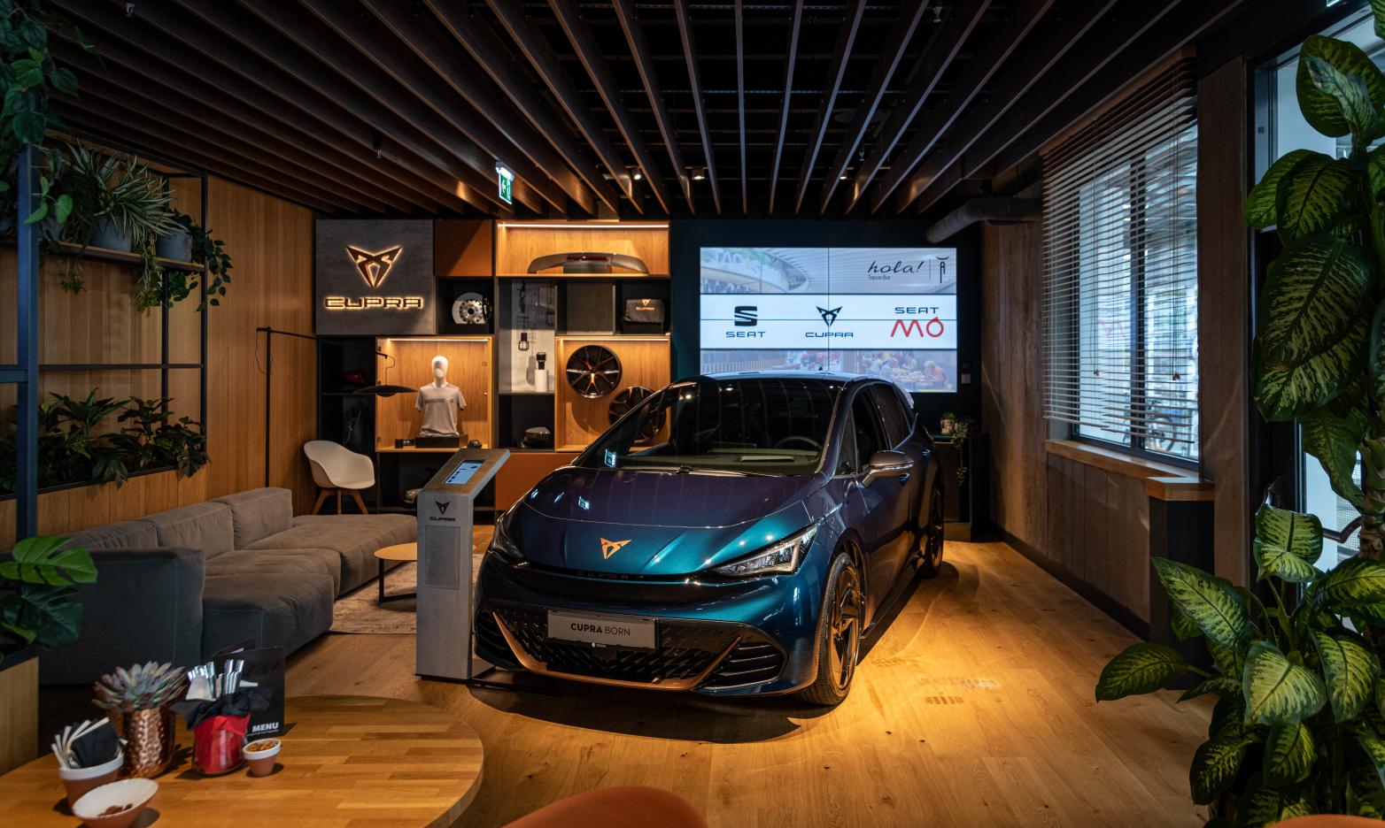 hola Tapas Bar Präsentationsfläche mit Cupra Born