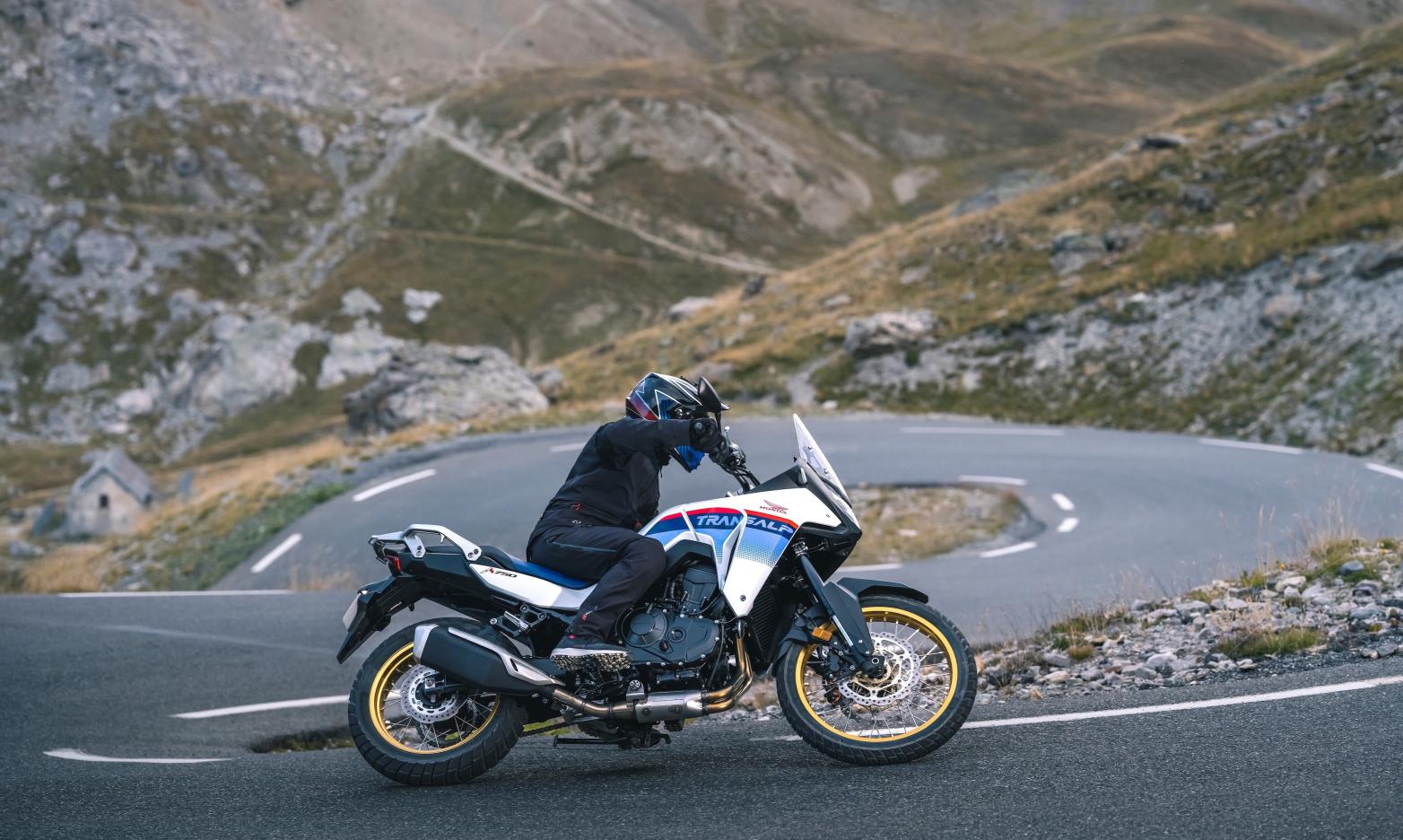 Honda XL750 Transalp Seite in Fahrt