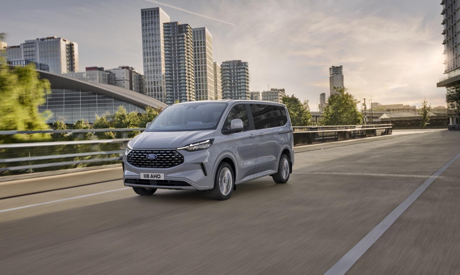 Ford Tourneo Custom Front/Seite in Fahrt