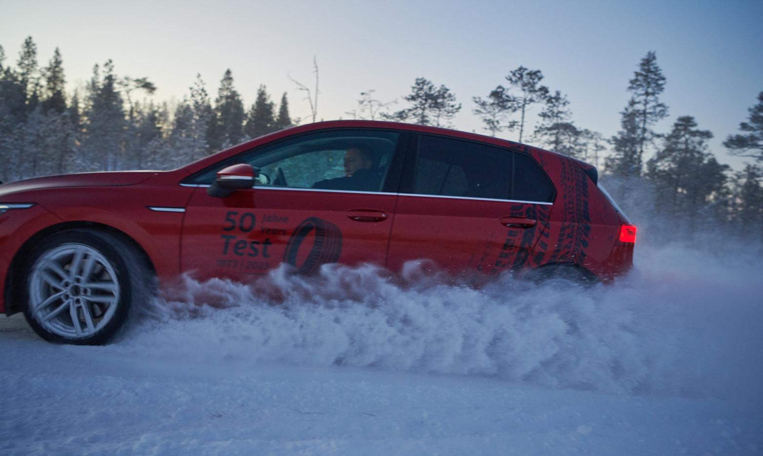 Auto im Winter Seite in Fahrt