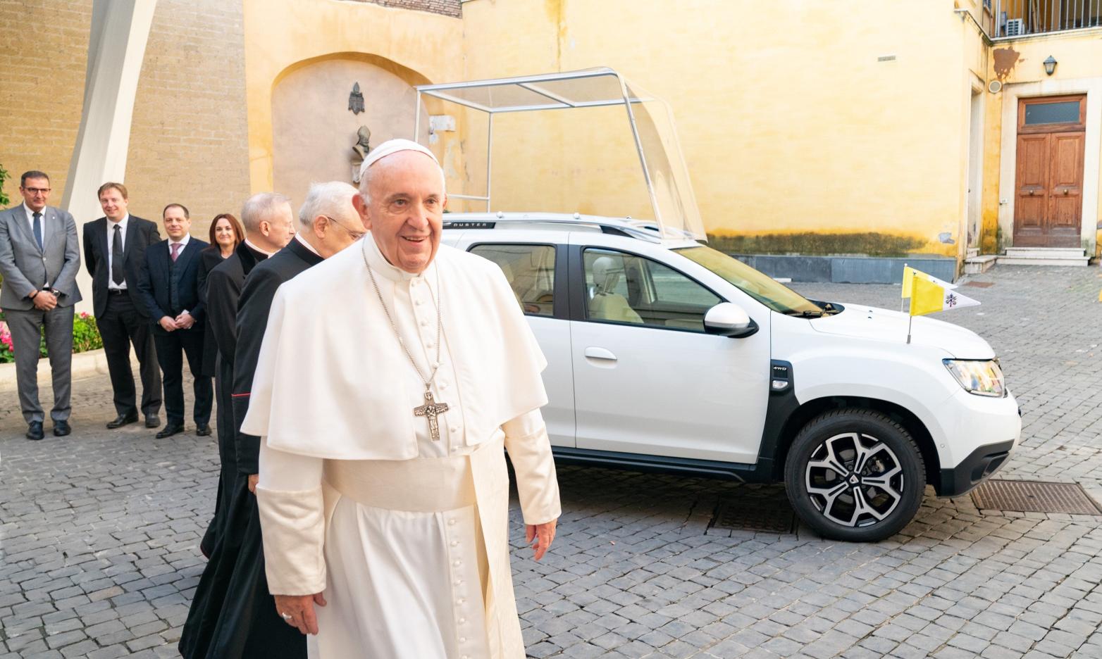 Dacia Duster Papamobil mit Papst