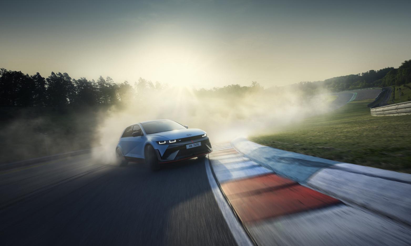 Hyundai Ioniq 5 N Front/Seite in Fahrt