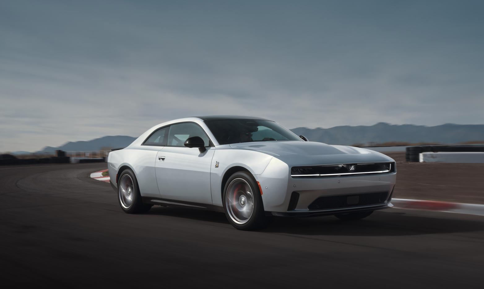 Dodge Charger Front/Seite in Fahrt