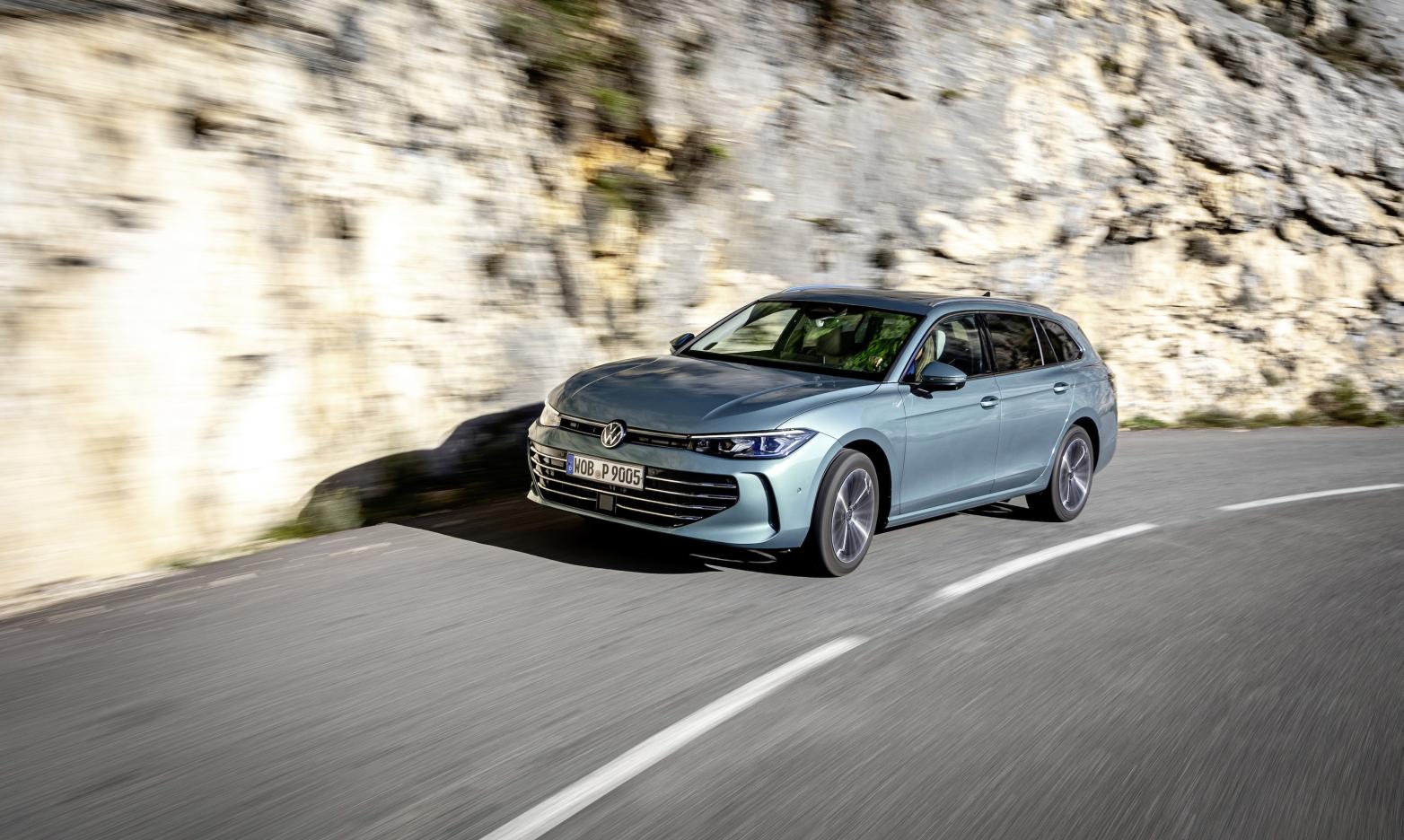 Volkswagen Passat Front/Seite in Fahrt