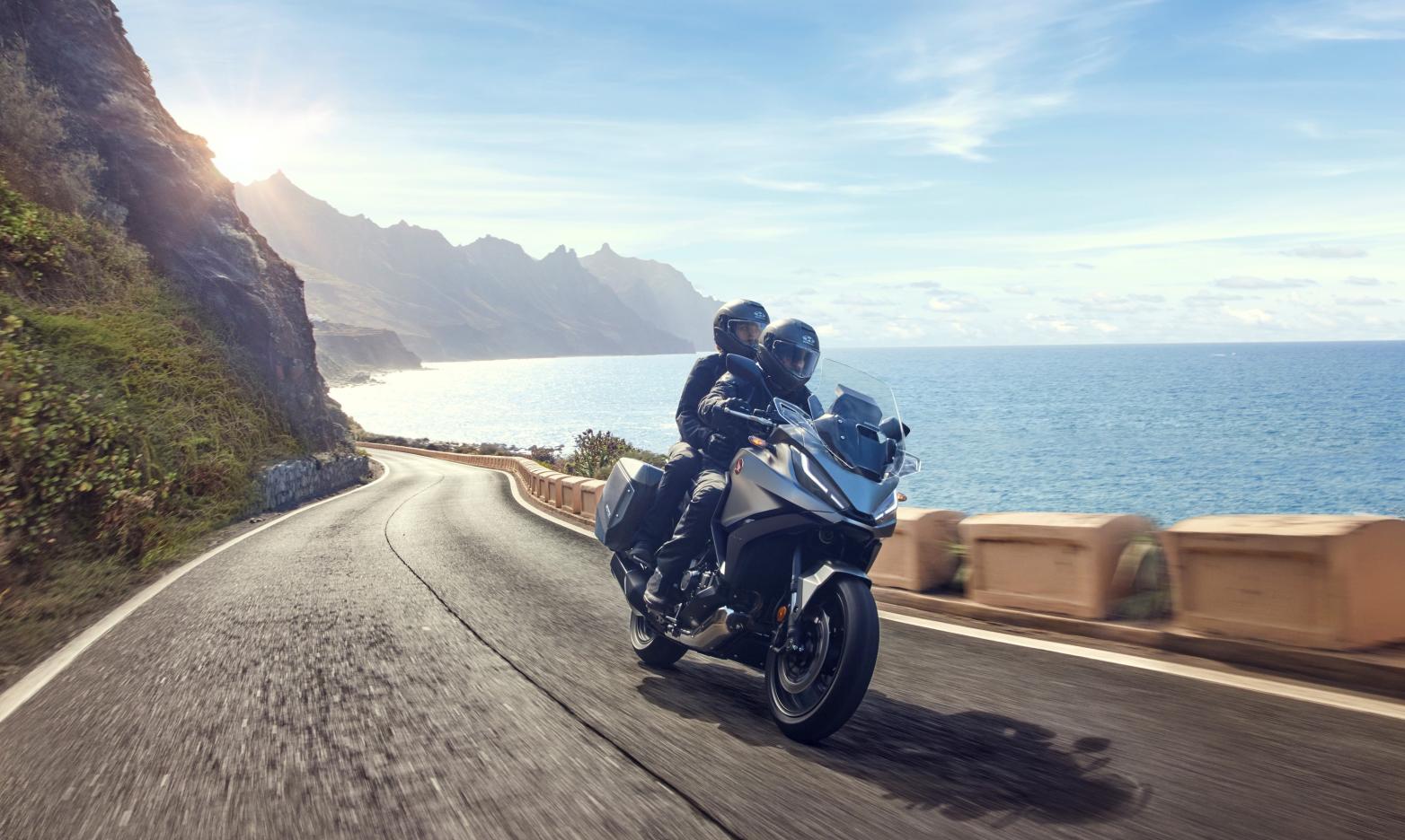 Honda NT1100 Front/Seite in Fahrt