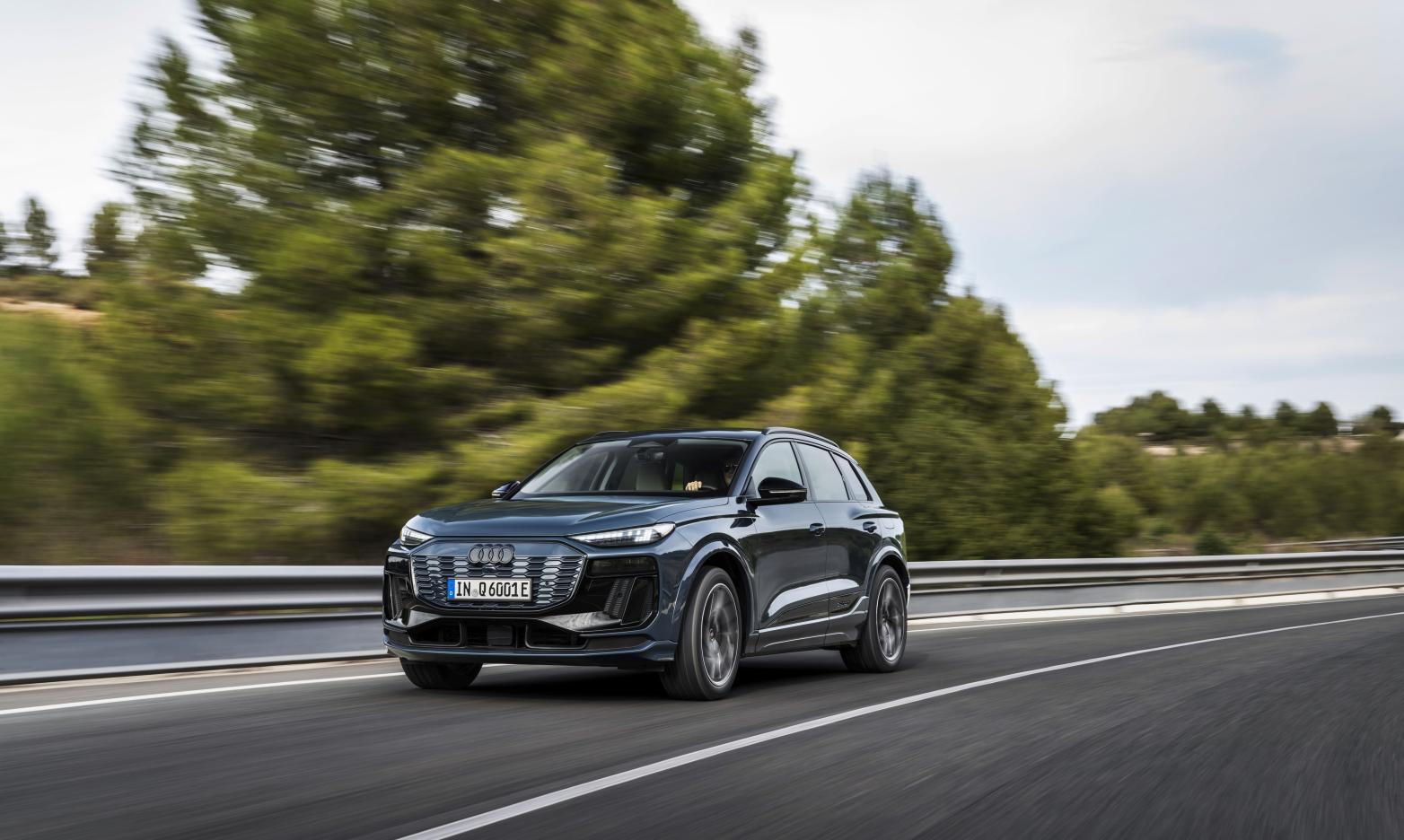 Audi Q6 e-tron Front/Seite in Fahrt