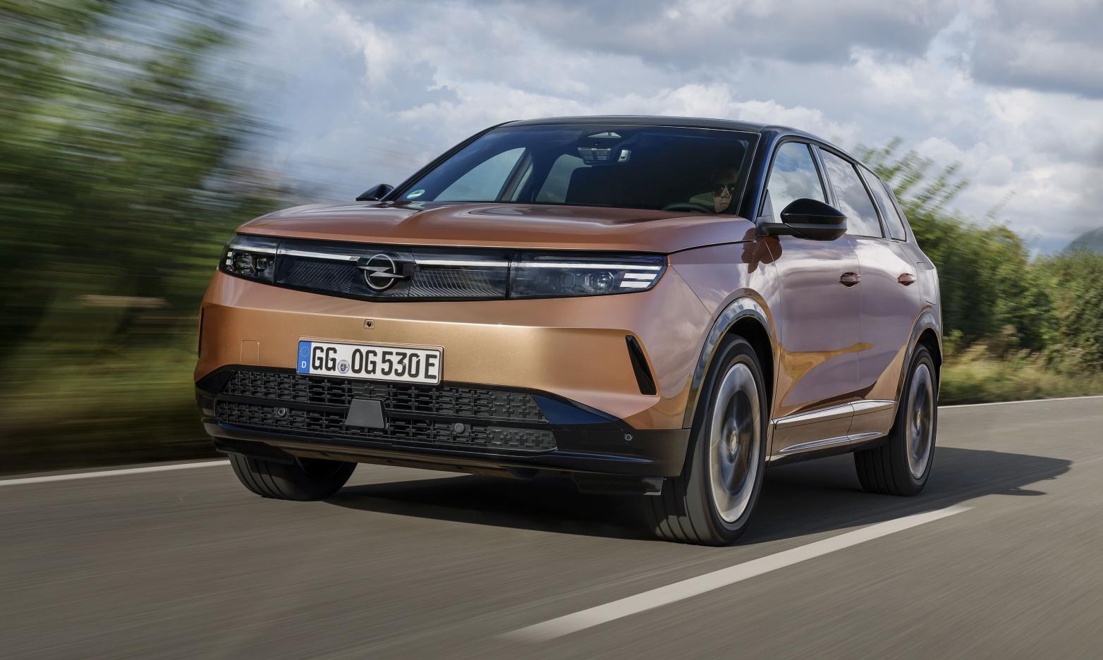 Opel Grandland Front/Seite in Fahrt