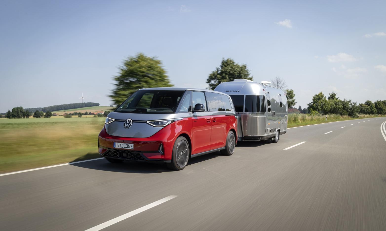 VW ID. Buzz Front/Seite in Fahrt mit Anhänger