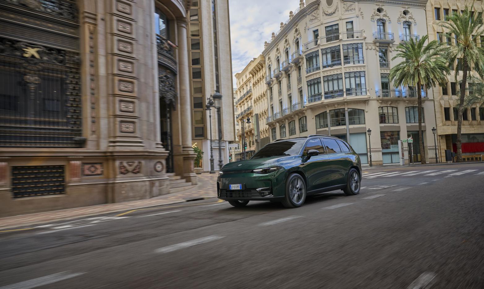 Leapmotor C10 Front/Seite in Fahrt