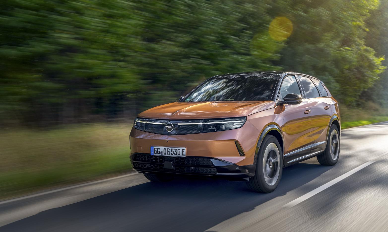 Opel Grandland Front/Seite in Fahrt