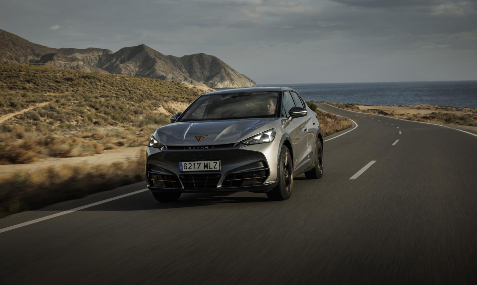 Cupra Tavascan Front/Seite in Fahrt