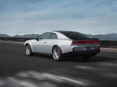 Dodge Charger Heck/Seite in Fahrt